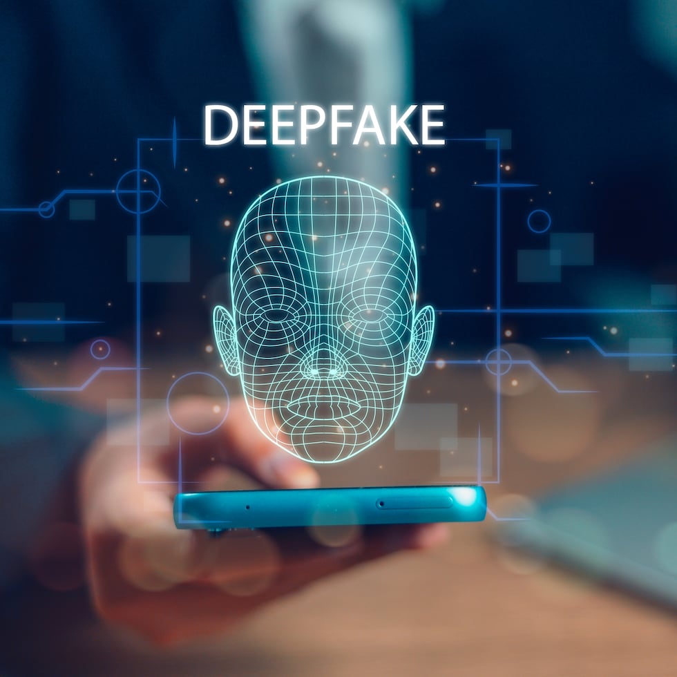 El mayor riesgo de la tecnología "deepfake" es su habilidad de difundir información falsa que aparenta provenir de fuentes confiables.