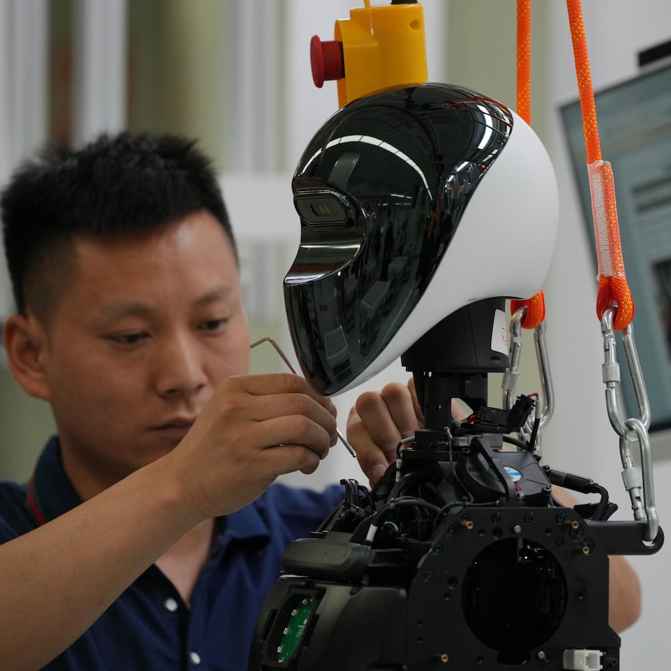 Trabajadores ensamblan un robot en la Súper Fábrica para la Inteligencia Artificial Encarnada de LY iTech.