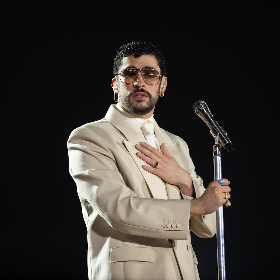 AME1192. SANTO DOMINGO (REPÚBLICA DOMINICANA), 21/11/2025.- El cantante puertorriqueño Bad Bunny se presenta durante un concierto como parte de su gira mundial DeBÍ TiRAR MáS FOToS World Tour este viernes, en el estadio Olímpico Félix Sánchez, en Santo Domingo (República Dominicana). EFE/ Orlando Barría