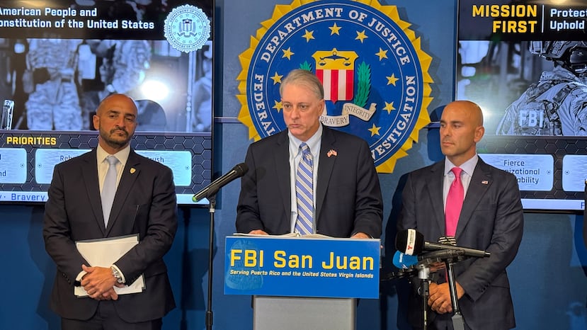 Conferencia de prensa para anunciar el arresto de un sospechoso por el asesinato de una joven en Santa Isabel durante un intento de carjacking. En la foto, desde la izquierda, el comisionado de la Policía Joseph González, el fiscal federal Stephen Muldrow y el jefe del FBI en Puerto Rico Devin J. Kowalski.