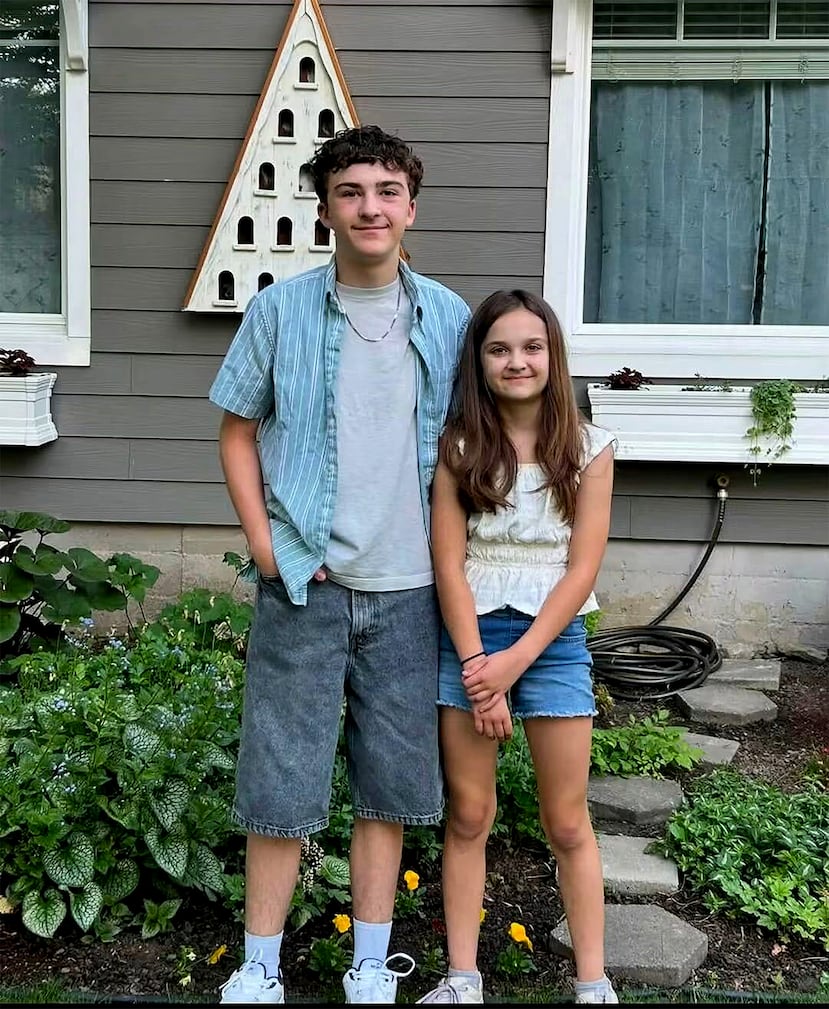 Landon y Charlotte Ghekiere, de Billings, Montana, aparecen en una fotografía sin fecha proporcionada por su madre, Erica Schneider. (Erica Schneider vía AP)