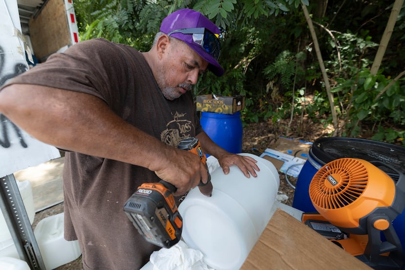 Muchos optaron por comprar envases para llenarlos de agua en los camiones cisterna.