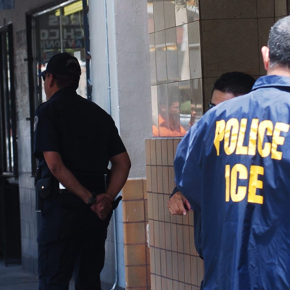 El magistrado consideró que el atuendo podía afectar la imparcialidad del proceso y ordenó disolver el panel de potenciales jurados, de acuerdo con medios locales.