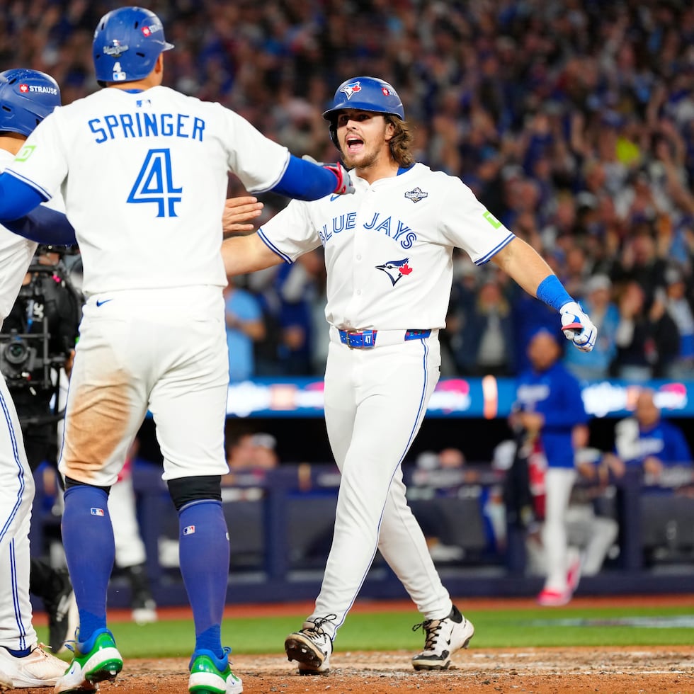 Addison Barger celebra con George Springer (4), Nathan Lukes y Andrés Giménez su cuadrangular con las bases llenas en el primer juego de la Serie Mundial contra los Dodgers.