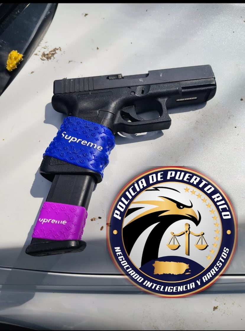 La Policía indicó que se le ocupó una pistola Glock alterada para disparar en automático, 33 municiones y dos cargadores.