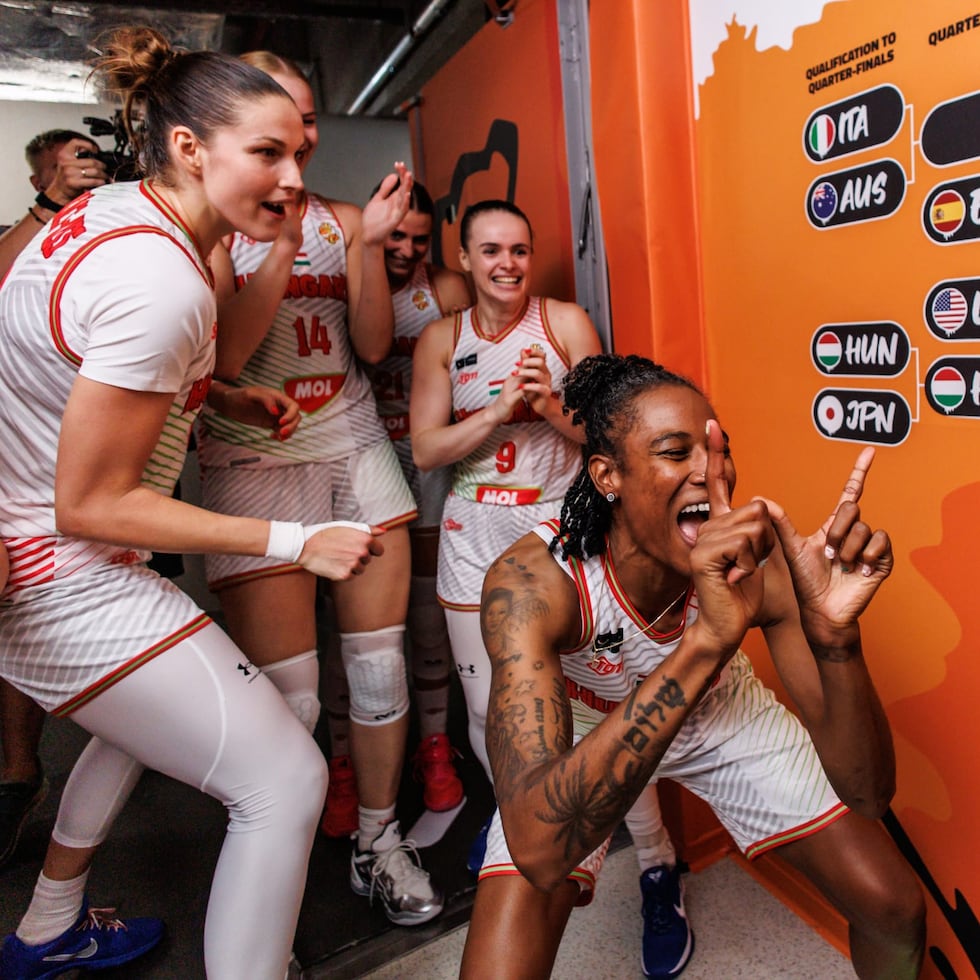 Jugadoras de Hungría celebran su pase a los cuartos de final de la Copa del Mundo femenina de la FIBA.
