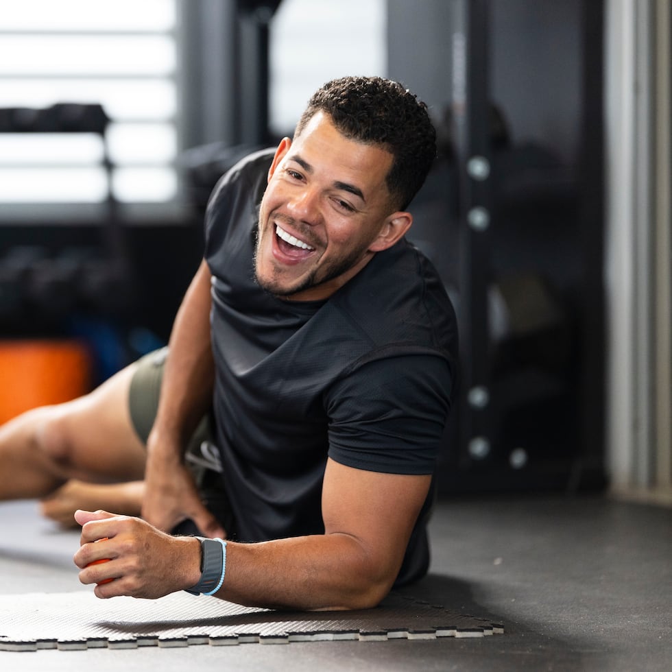 José Berríos es todo sonrisas durante una rutina de ejercicios en el nuevo gimnasio del complejo deportivo que administra su Fundación La Makina, antes conocida como Raiders Baseball Academy.