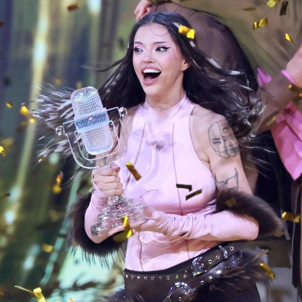 La cantante búlgara Dara sostiene el trofeo sobre el escenario tras ganar la gran final de la 70ª edición de Eurovisión 2026 en Viena, Austria.