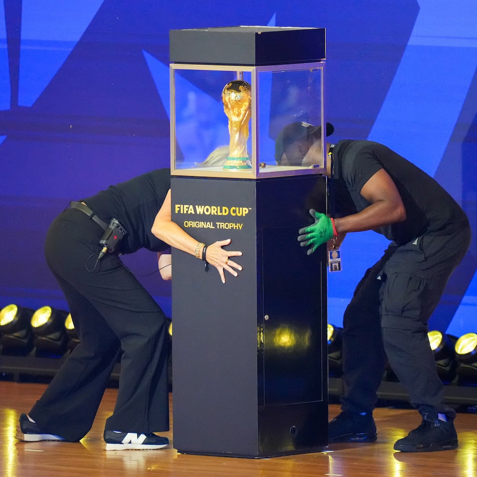El trofeo de la Copa del Mundo de la FIFA es exhibido durante una conferencia de prensa previa a la final del Mundial entre España y Argentina.