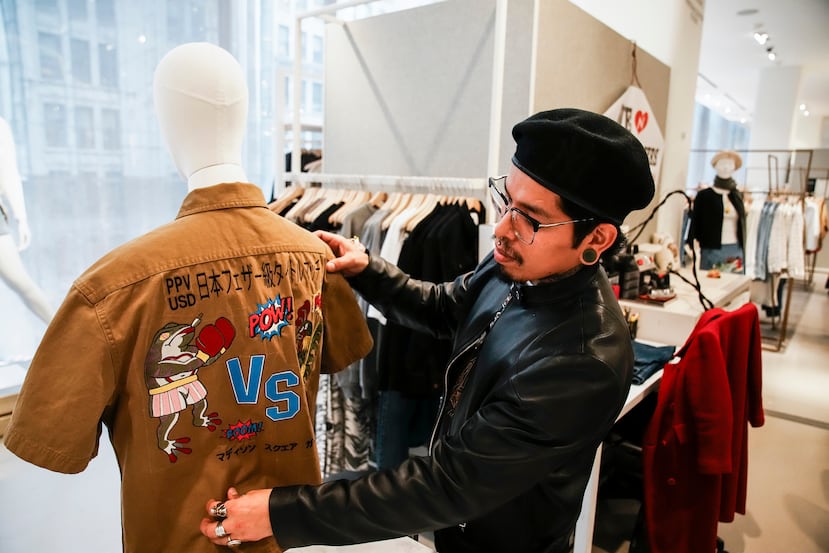 El sastre Marco Lema, de 35 años y procedente de Ecuador, trabaja en una camisa bordada en la sede de Nordstrom en Nueva York, el lunes 23 de marzo de 2026. (AP Foto/Eduardo Munoz Alvarez)