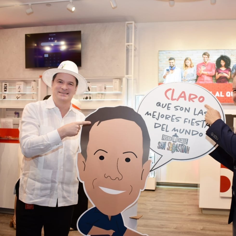 El alcalde de San Juan, Miguel Romero (derecha), participó de la apertura de la tienda Claro en The Outlets at Montehiedra. A la izquierda, Enrique Ortiz de Montellano, presidente de Claro.