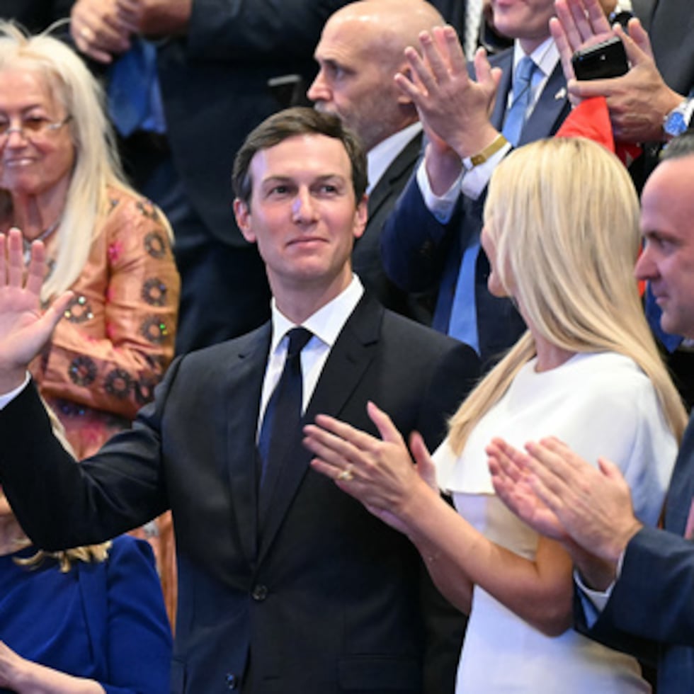 Jared Kushner con su esposa, Ivanka Trump, agradece los aplausos en el parlamento israelí, la Knesset, en Jerusalén, el 13 de octubre de 2025. (Saul Loeb/Pool vía AP, Archivo)