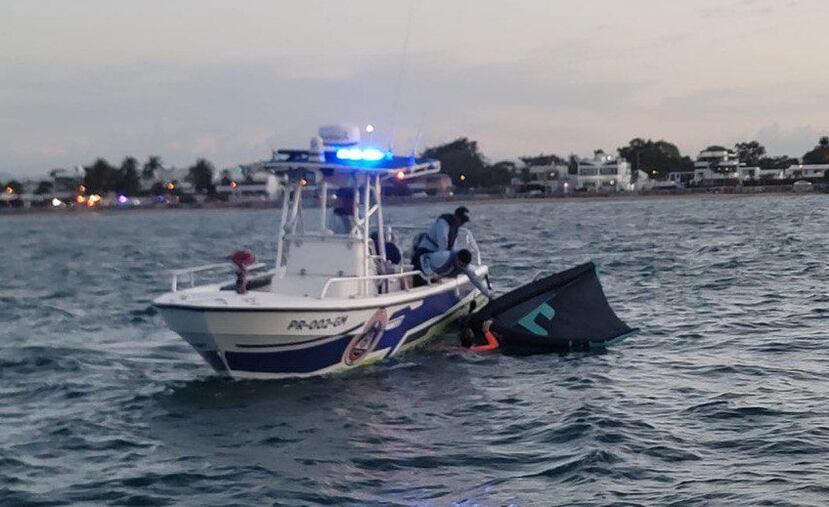 Un hombre que practicaba el deporte del “Sky Surf” frente a la costa del Condado y no pudo regresar por sus propios medios a tierra firme, fue rescatado a salvo por personal de la Unida Marítima de la Oficina Municipal de Manejo de Emergencias (OMME) de San Juan en la tarde de este viernes