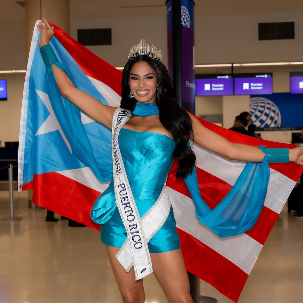 Zashely Alicea Rivera, Miss Universe Puerto Rico, lució emocionada durante su despedida en el Aeropuerto Luis Muñoz Marín, en Carolina.