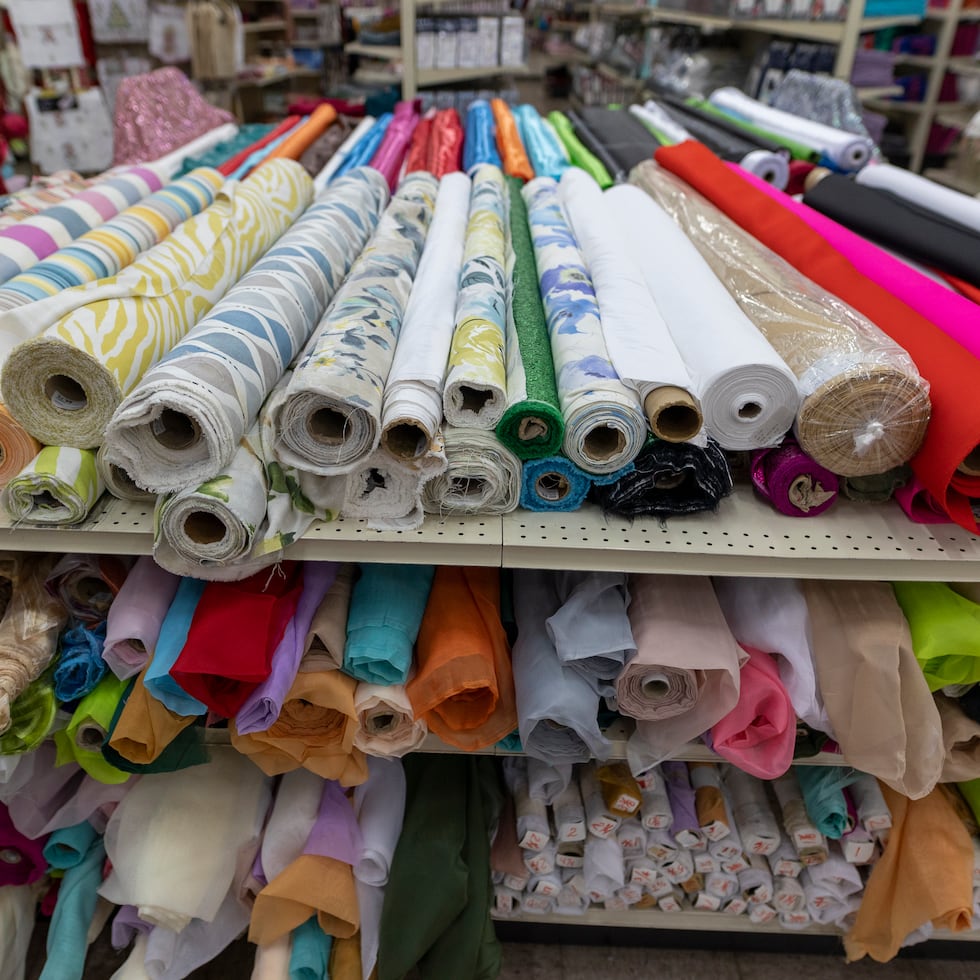 Una imagen de archivo de telas en un local en Puerto Rico.