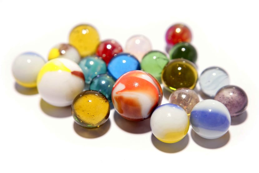 Canicas, gomas de lápices, monedas, botones y alfileres se cuentan entre los innumerables objetos que un niño puede llegar a tragarse. (Shutterstock.com)