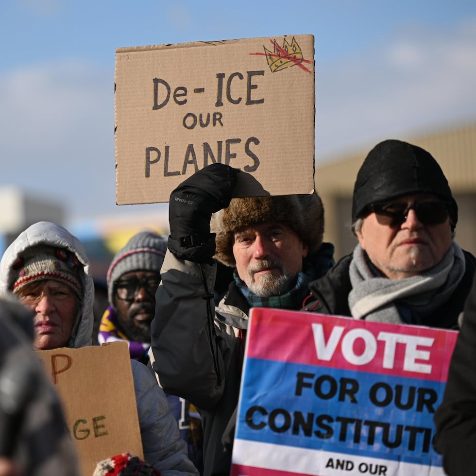 Varios manifestantes se congregan en una protesta a favor de inmigrantes y trabajadores fuera de Signature Aviation, cerca del Aeropuerto Internacional de Minneapolis–Saint Paul, el pasado miércoles.