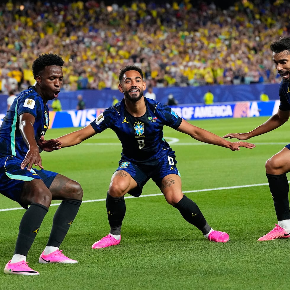 Matheus Cunha (9) celebra tras anotar el segundo gol de Brasil junto a sus compañeros Vinicius Júnior (7) y Lucas Paquetá (20) durante el partido contra Haití en el Grupo C del Mundial, el viernes 19 de junio de 2026, en Filadelfia. (AP Foto/Petr David Josek)