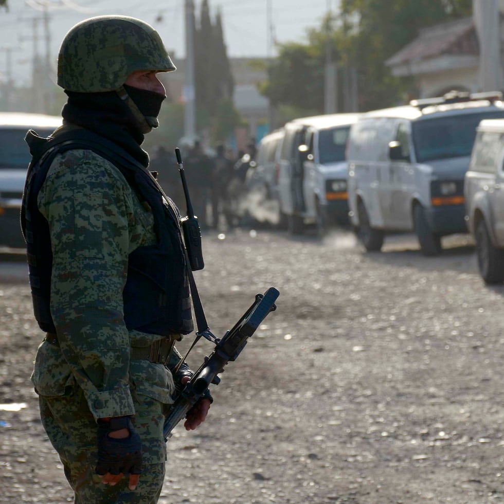 Miembros del Ejército Mexicano resguardan la zona del enfrentamiento con los narcos del Cártel de Sinaloa, en Culiacán, México.