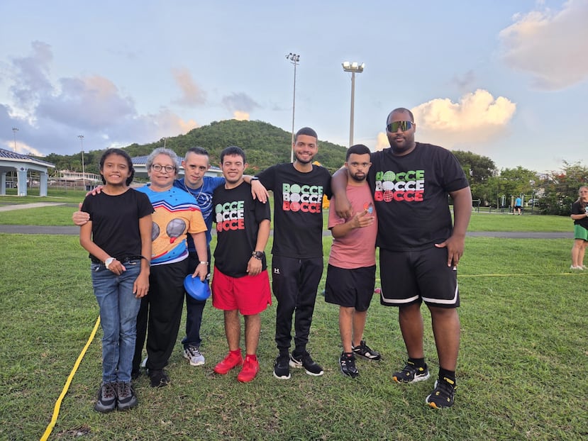 Desde la izquierda: Adriana Rosa, la entrenadora Nancy Morales, Ricardo Irizarry, Kevin Rosario, Jan Rosa, Jesús García y Eliam Sánchez practican bochas en Fajardo.