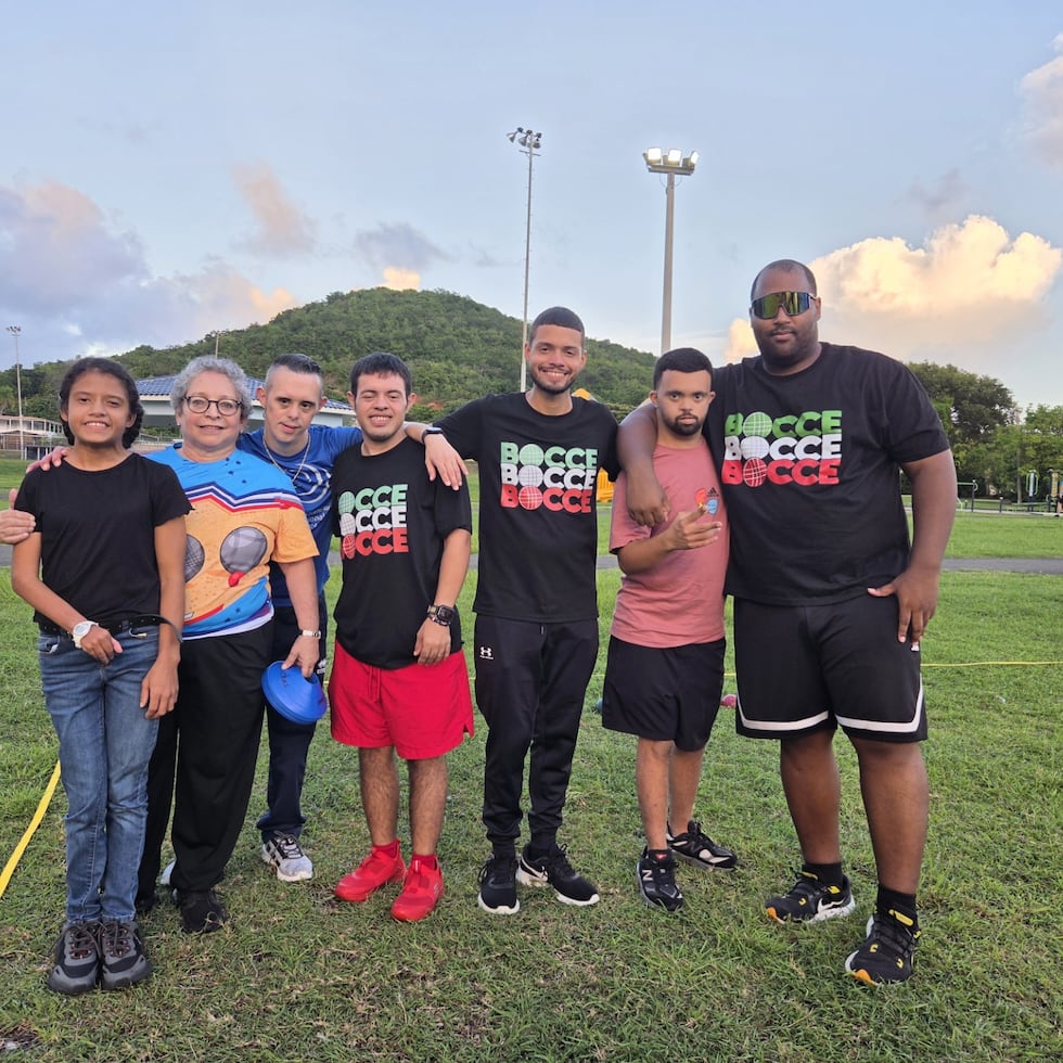 Desde la izquierda: Adriana Rosa, la entrenadora Nancy Morales, Ricardo Irizarry, Kevin Rosario, Jan Rosa, Jesús García y Eliam Sánchez practican bochas en Fajardo.