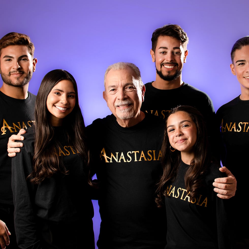 “Anastasia” de adulta cobrará vida en la joven Adriana Fontánez, mientras que de niña será personificada por Claret Rivera. Completan el elenco principal Jazael Rodríguez (“Dimitri”), Martín Alicea (“Vlad”) y Gabriel Torrres (“Gleb”). Todos en la foto, junto al monseñor Wilfredo Peña.