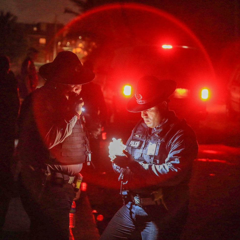 El auto robado a mano armada fue descrito como un Nissan Versa, color gris, año 2021, con tablilla JNM-855.