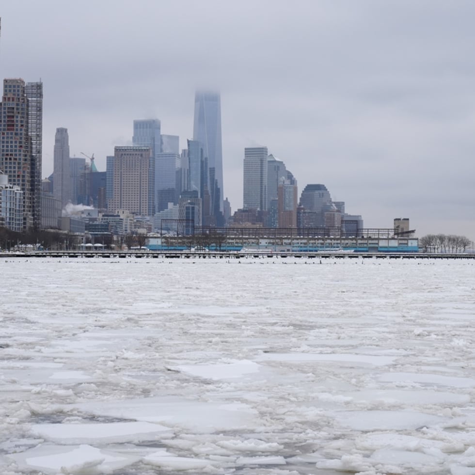 El alto número de muertos ha hecho que muchos se planteen la preparación y respuesta de la ciudad ante esta emergencia climática y la decisión de Mamdani de no desalojar los campamentos de personas sin hogar, destaca, el New York Times.