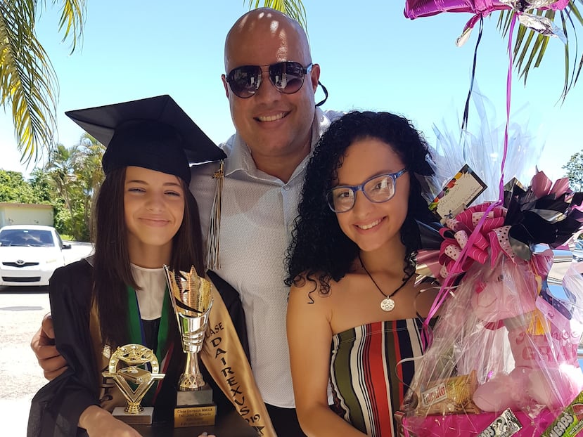 Josean García (centro) con sus hijas Esther García Vázquez, de 23 años (der), y Eunice García Vázquez, de 19 años (izq).