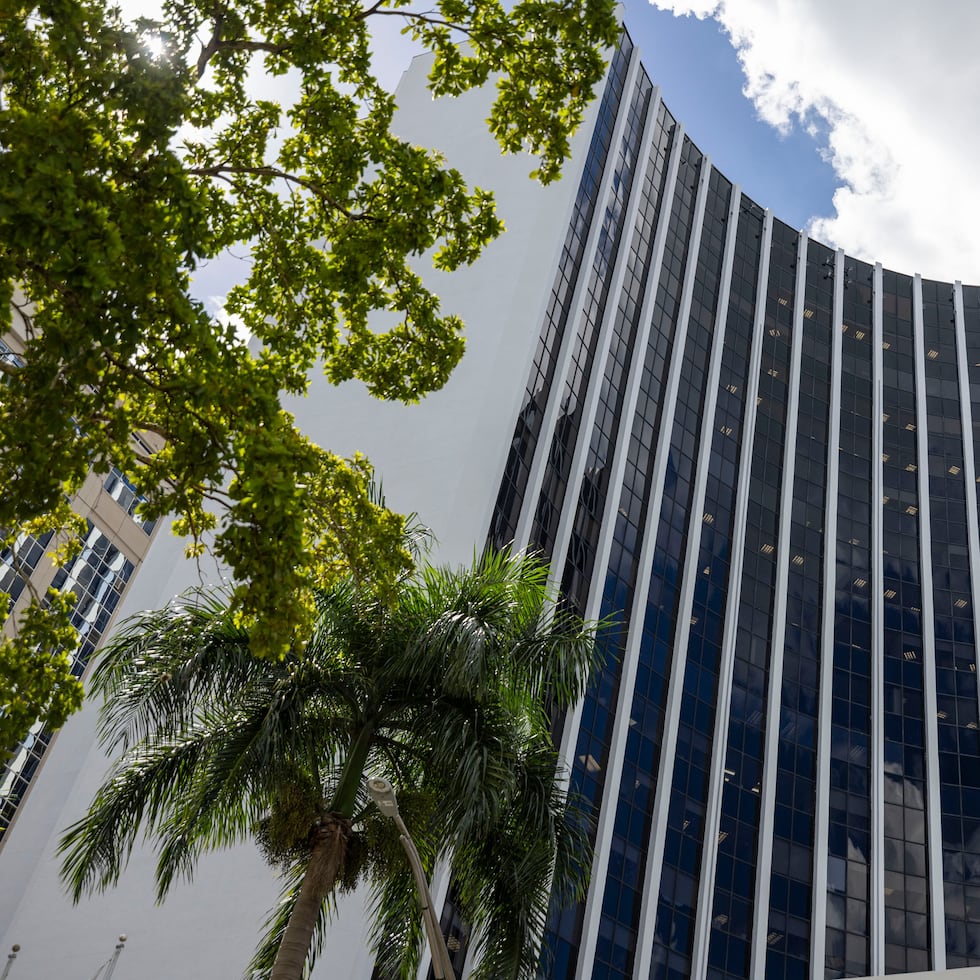 The photo shows a view of the World Plaza Building in Hato Rey, headquarters of the Fiscal Oversight Board (JSF).