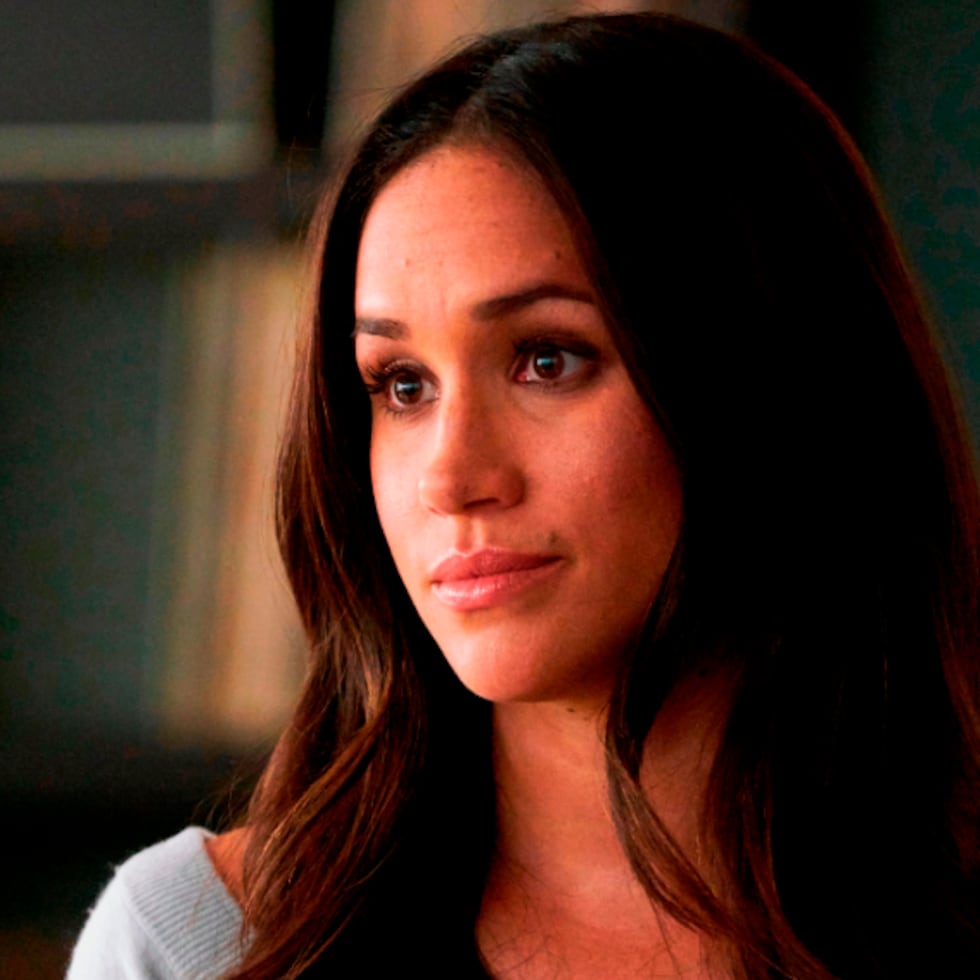 Markle fue vista grabando una serie de escenas para la película de comedia “Close Personal Friends”, en la cual participan los actores Lily Collins, Jack Quaid, Brie Larson y Henry Golding.