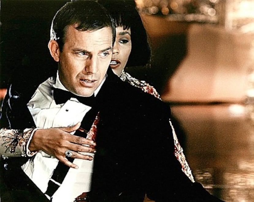 La película "The Bodyguard", fue protagonizada en 1992 por Kevin Costner y Whitney Houston.