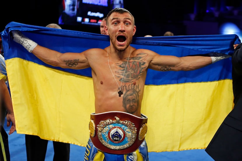 En esta imagen del 9 de diciembre de 2017, el ucraniano Vasiliy Lomachenko celebra al vencer a Guillermo Rigondeaux.