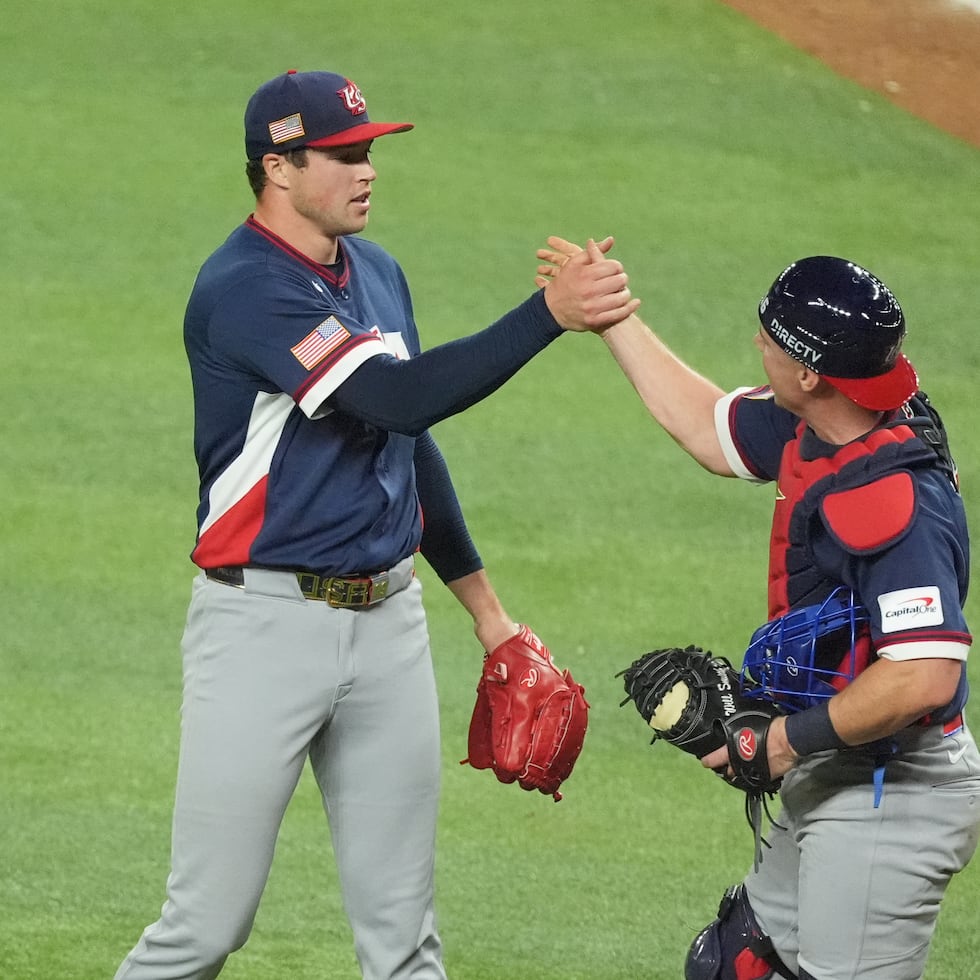 Mason Miller, izquierda, y Will Smith a la conclusión del juego ante República Dominicana.