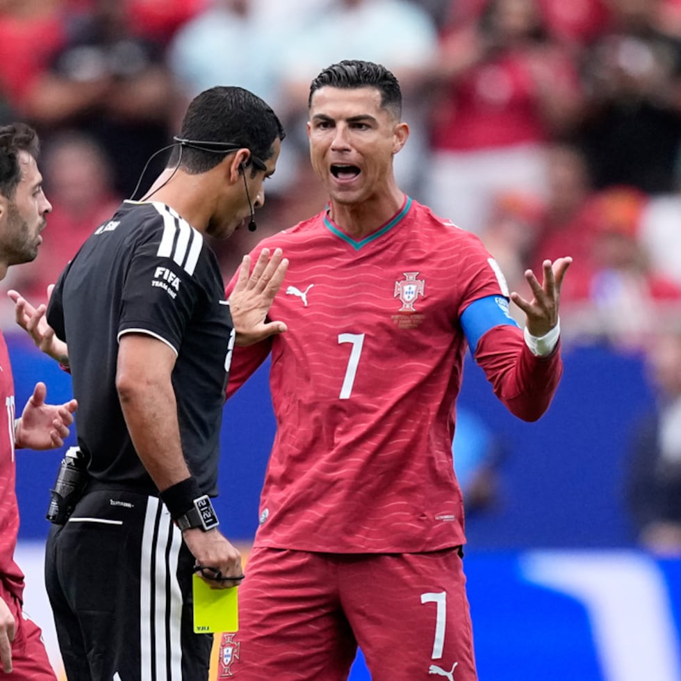 Cristiano Ronaldo, de Portugal, discute con el árbitro catarí Abdulrahman Al-Jassim después de que este mostrara una tarjeta amarilla a Bernardo Silva.