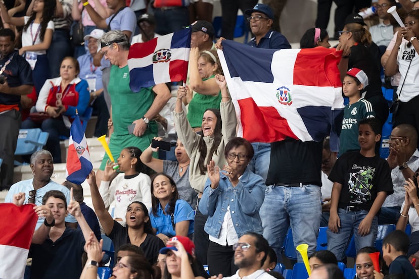 Festejo de la fanaticda local en el Palacio de Voleibol Ricardo Arias.