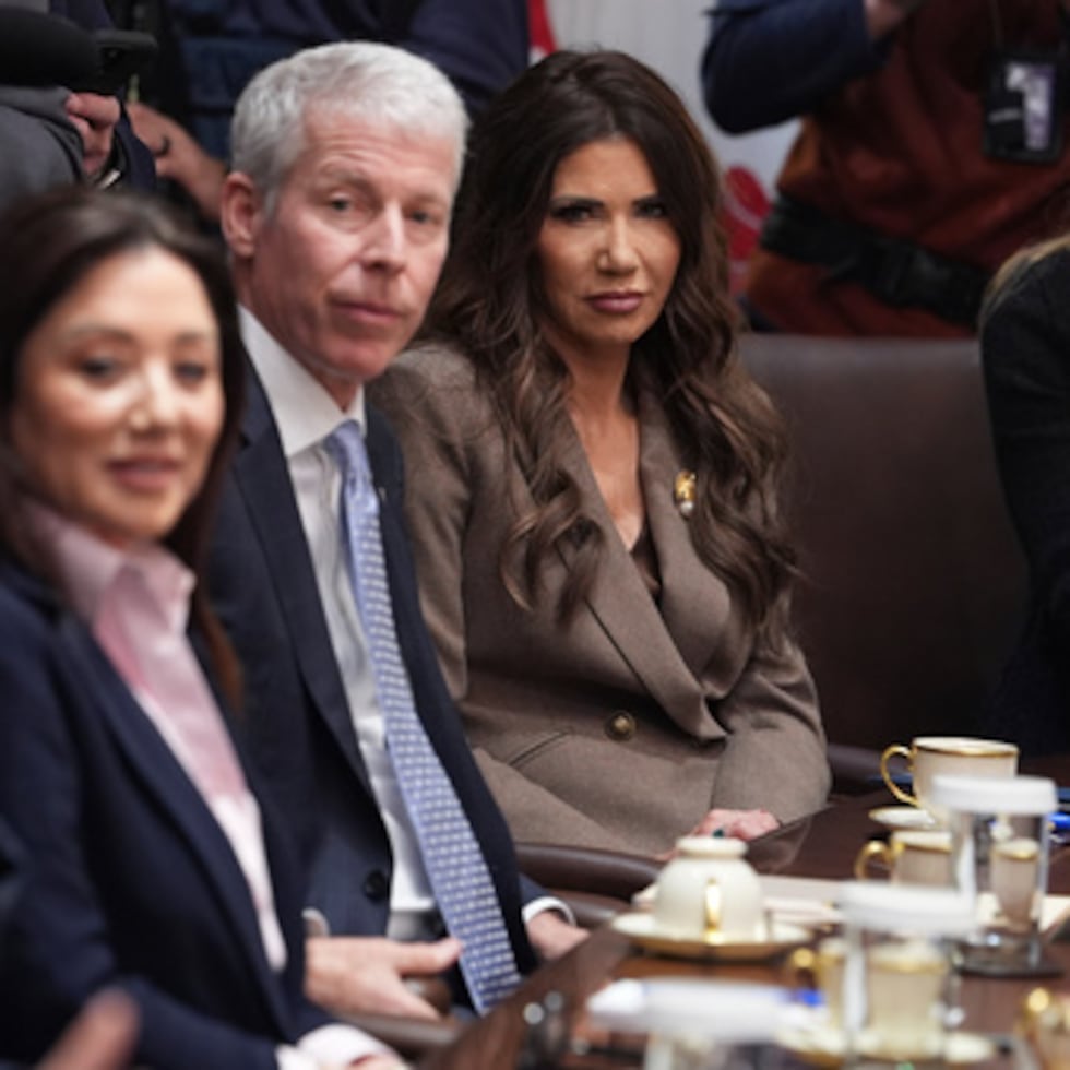 De izquierda a derecha, el secretario del Tesoro, Scott Bessent, habla mientras la secretaria de justicia, Pam Bondi, la secretaria de Trabajo, Lori Chavez-DeRemer, el secretario de Energía, Chris Wright, y la secretaria de Seguridad Nacional, Kristi Noem escuchan, en una reunión del Gabinete en la Casa Blanca, el jueves 29 de enero de 2026, en Washington.