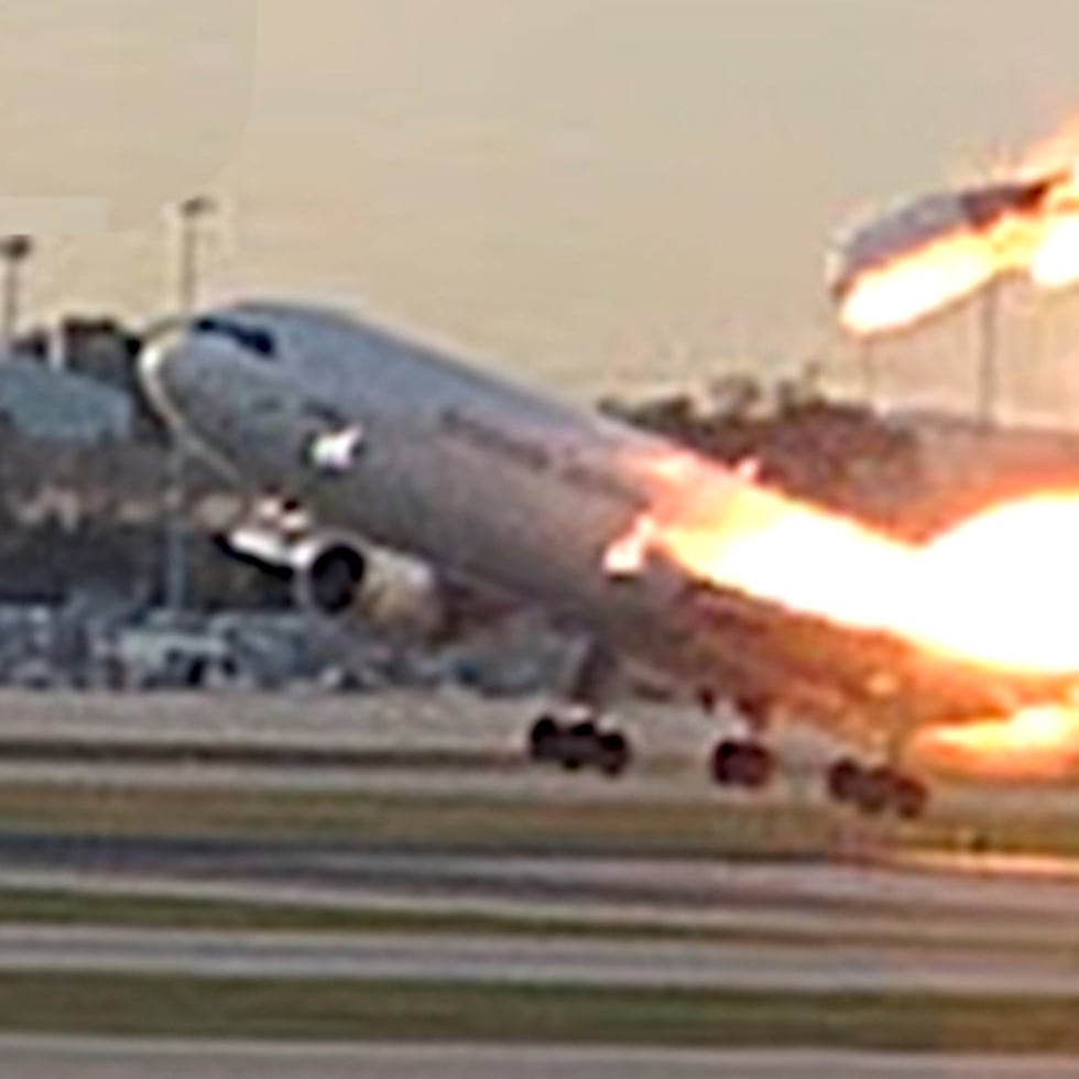 El incendio rápidamente se esparció al miles de galones de combustible de aviación, altamente flamable, comenzar a escapar por el orificio dejado por el motor. La imagen capturó cuando el motor General Electric CF6-80C2D1F dio varias vueltas, pues todavía producía empuje al momento de desprenderse.