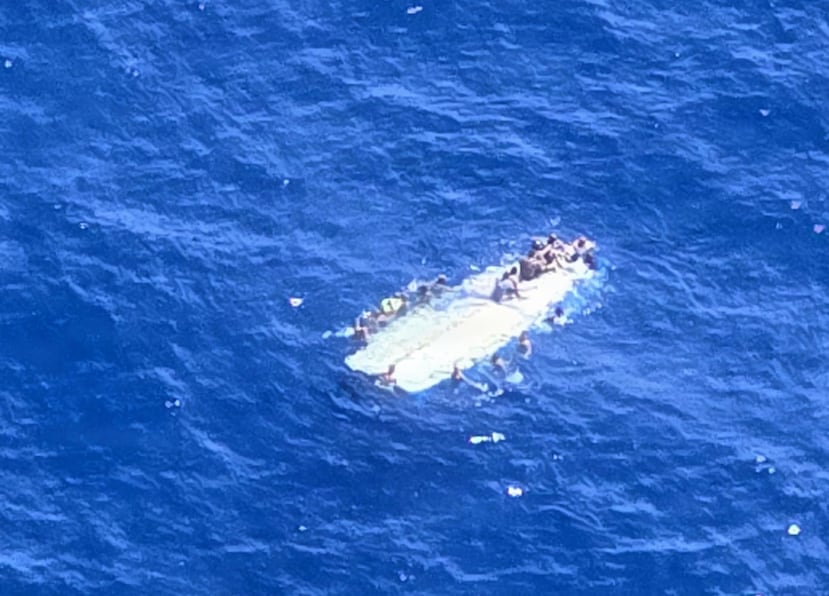 Imagen de la CBP que muestra a inmigrantes tratando de mantenerse a flote después de que naufragara la yola cerca de Isla de Mona.