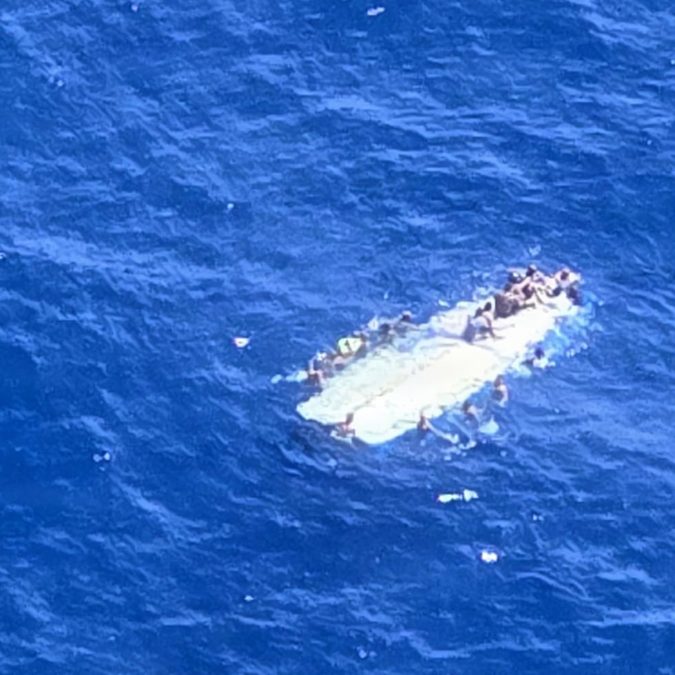 La imagen muestra la yola después de que naufragó cerca de la Isla de Mona.
