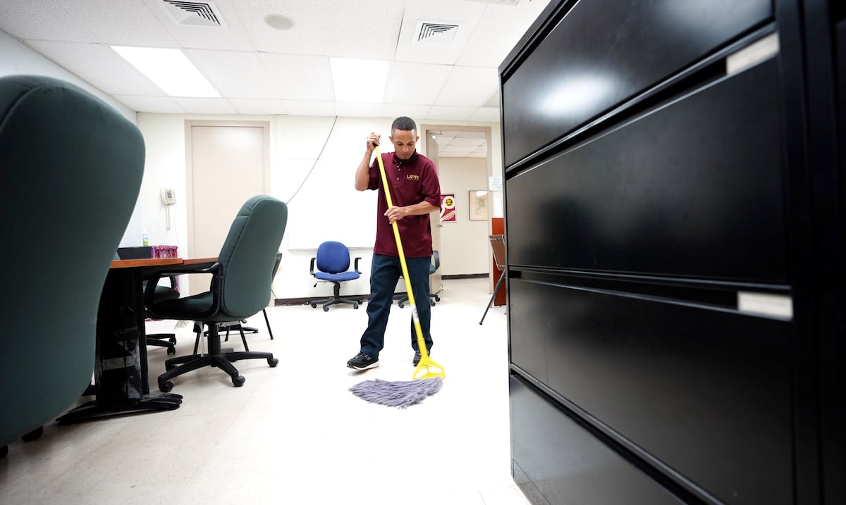 René Santiago: a world champion who never left his janitor job at UPR Humacao