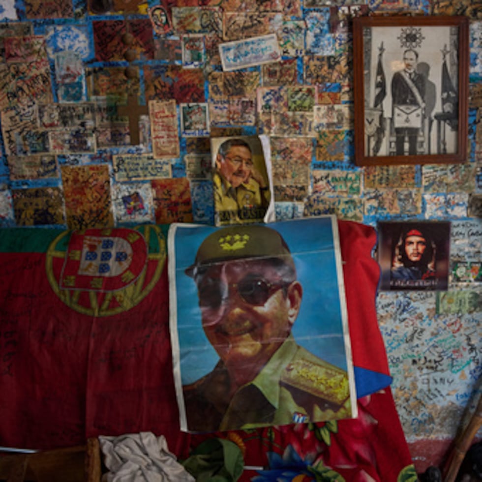 Imágenes de Raúl Castro, Che Guevara y José Martí decoran una pared en una tienda de souvenirs en La Habana, martes 2 de junio de 2026. (AP Photo/Ramon Espinosa)