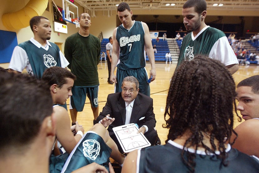 Johnny Flores mientras dirigía a la Universidad de Puerto Rico - Recinto de Mayagüez.