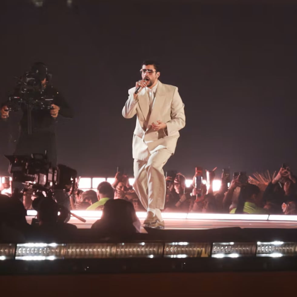Bad Bunny durante el inicio de su concierto en Costa Rica.