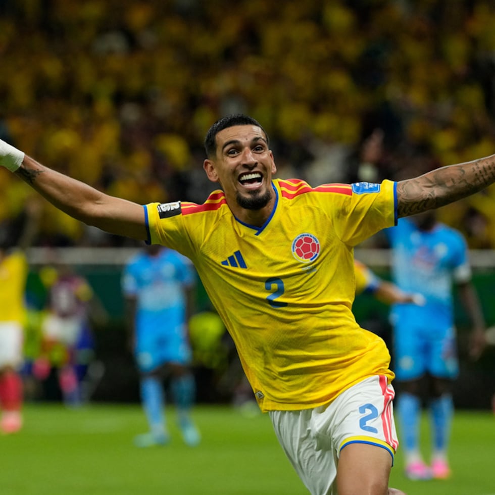 Daniel Muñoz, de la selección de Colombia, festeja tras anotar ante Congo en un duelo del Mundial.