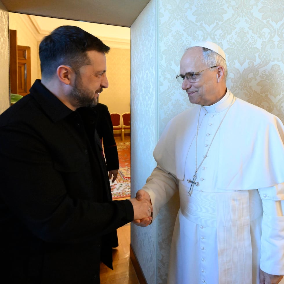 El papa León XIV y el presidente de Ucrania, Volodymyr Zelensky.