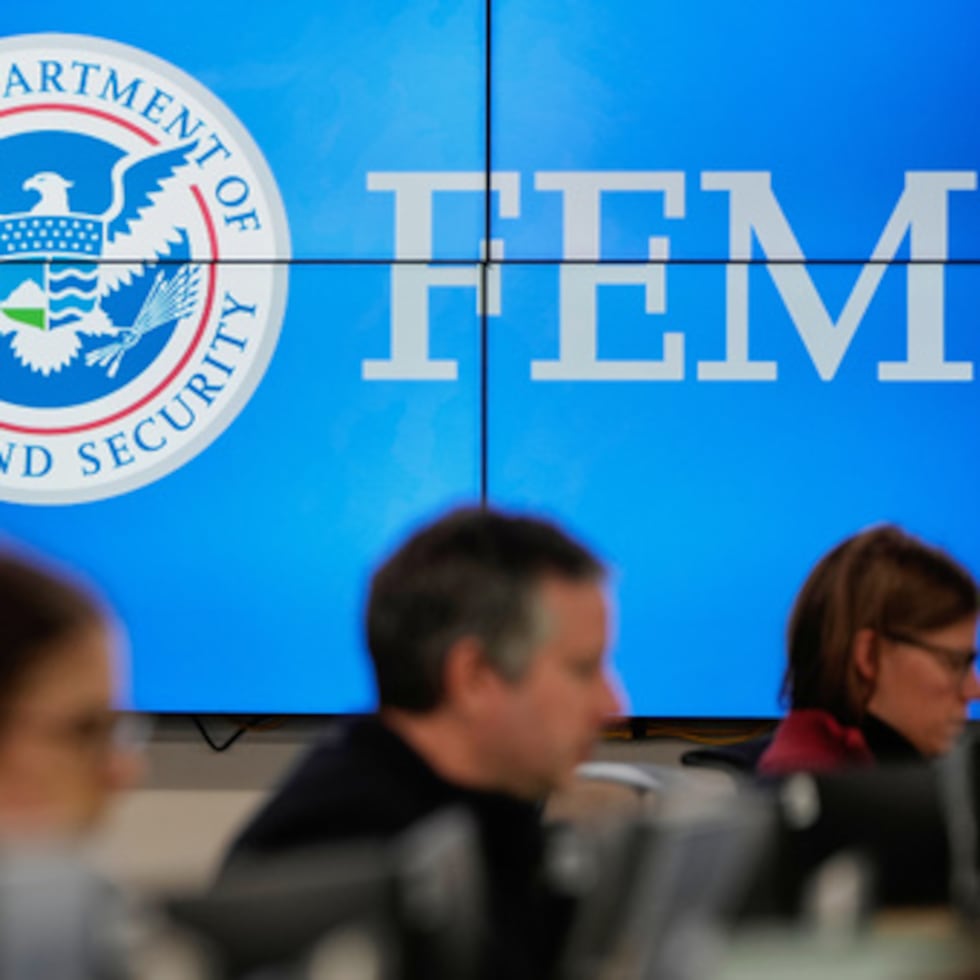 Varias personas trabajan en la sede de la Agencia Federal para la Gestión de Emergencias (FEMA).