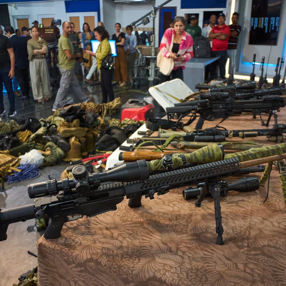 La foto muestra las armas que, presuntamente, las autoridades cubanas encontraron en el interior del bote.