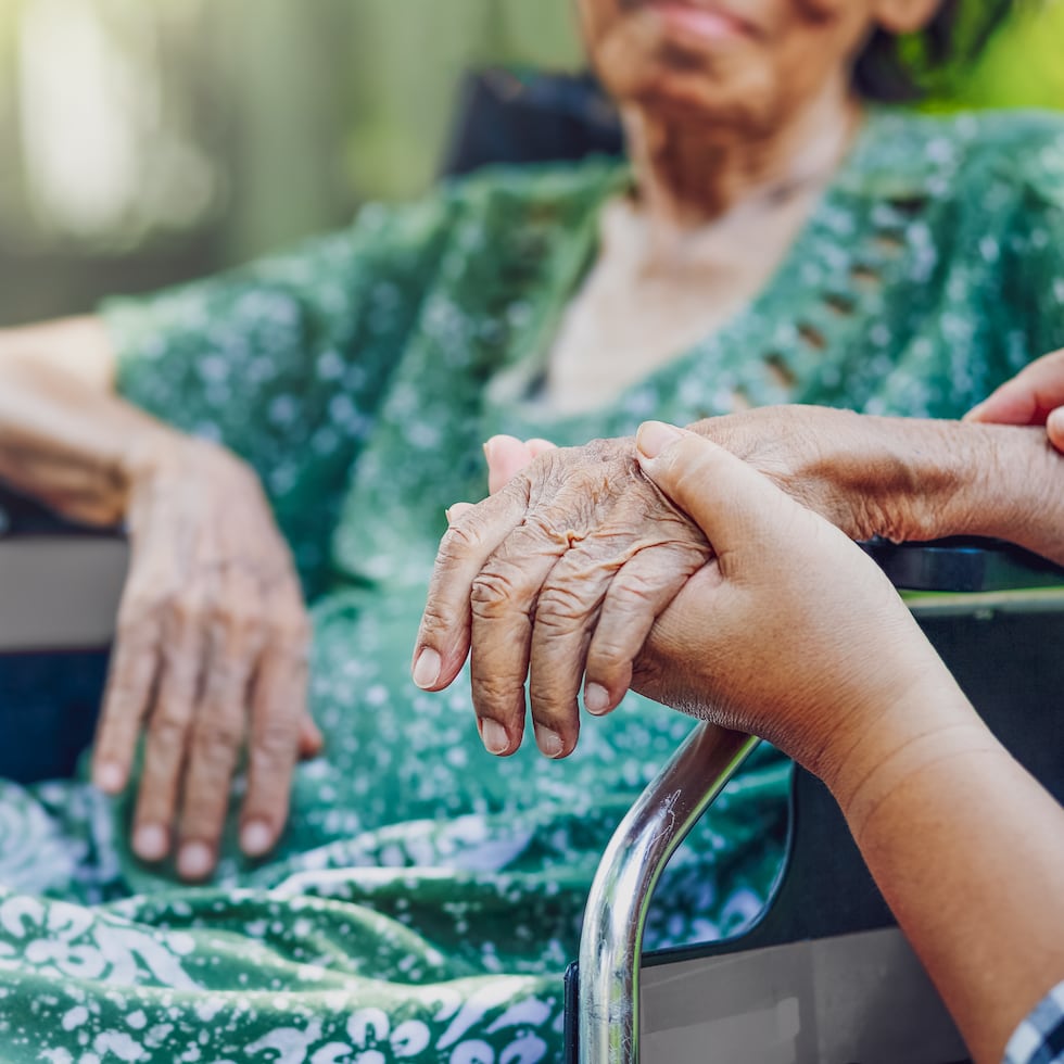 Motivos: Adulto mayor, viejitos, amas de llaves, ama de llave, cuidador, anciano. Shutterstock