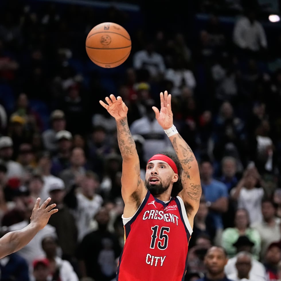 El armador José Alvarado toma su tiro largo en los últimos segundos del encuentro ante Charlotte, para darle la victoria a Nueva Orleans.